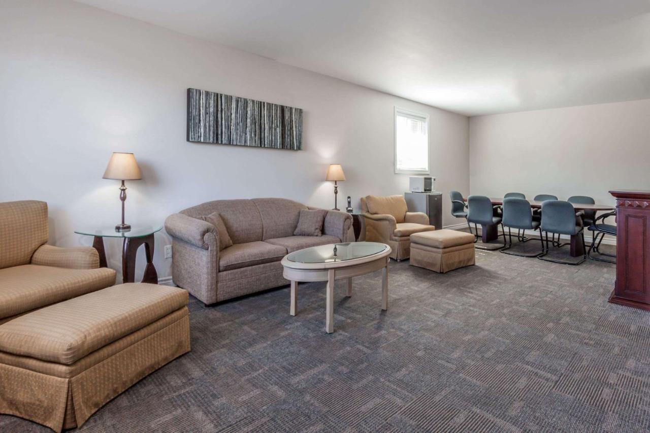 Super 8 By Wyndham Kirkland Lake Exterior foto