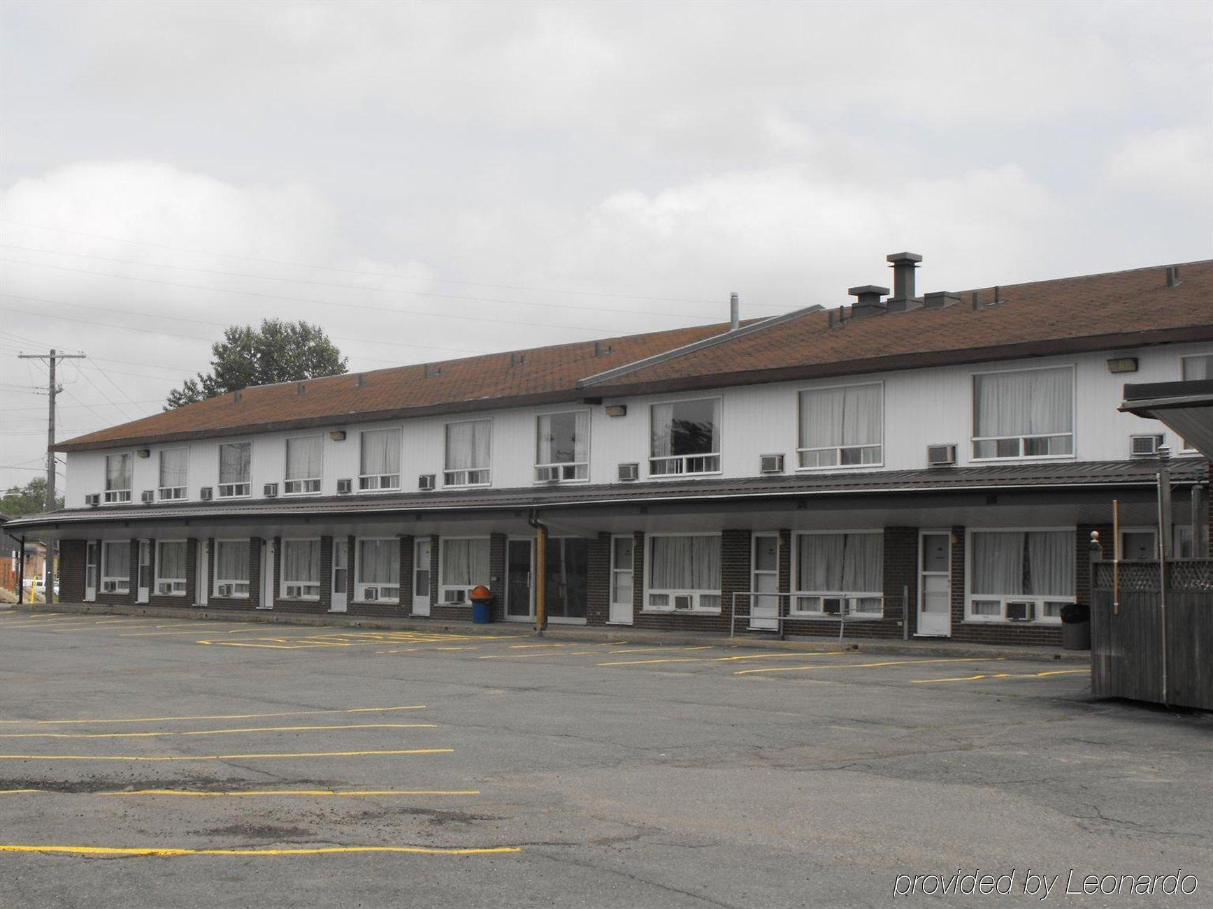 Super 8 By Wyndham Kirkland Lake Exterior foto